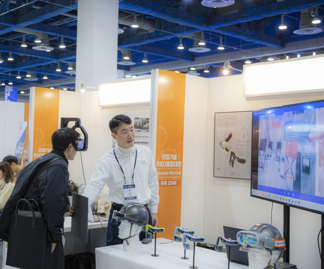 모델솔루션이 오는 29일까지 서울 삼성동 코엑스에서 열리는 '2024 산업기술 R&D 종합대전'에 참가한다. 사진은 관람객이 모델솔루션의 양안형 AI 스마트 고글 제품을 체험하는 모습. 모델솔루션 제공